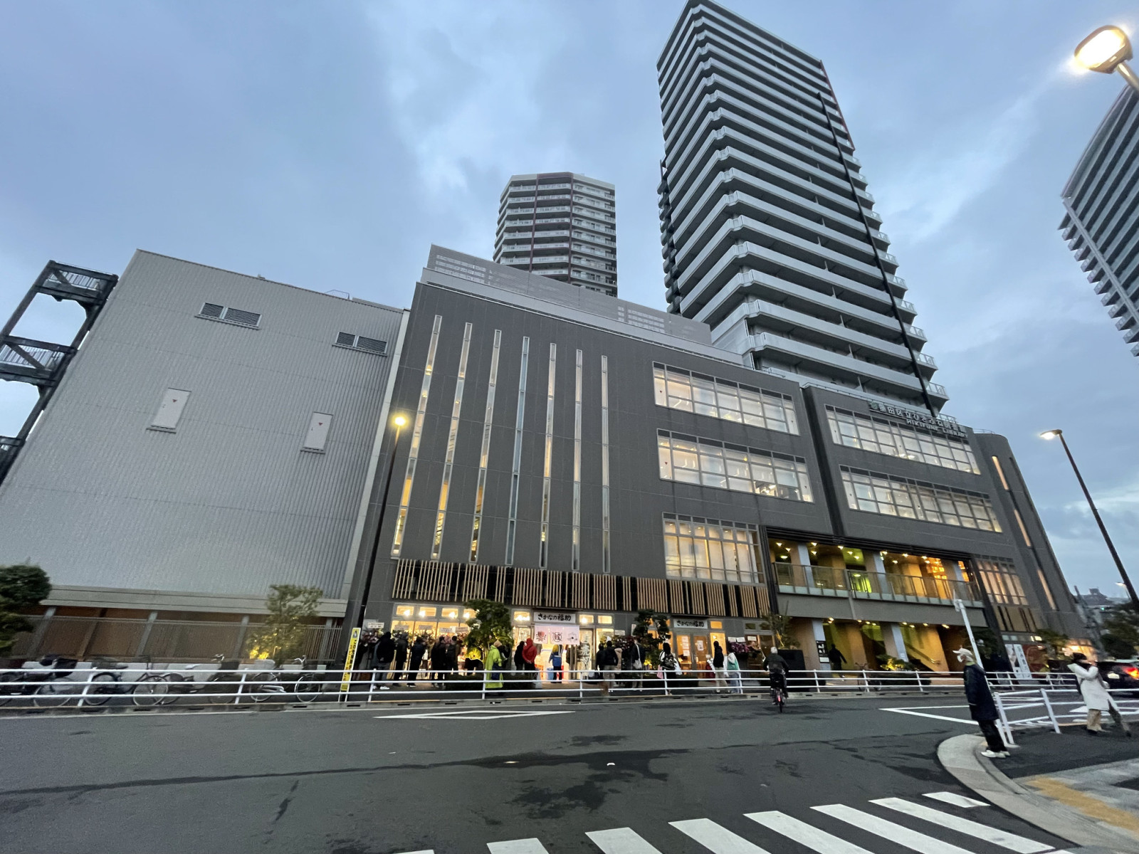 さかなの福助 曳舟店の外観。店頭には開店祝いの花が並んでいる様子。