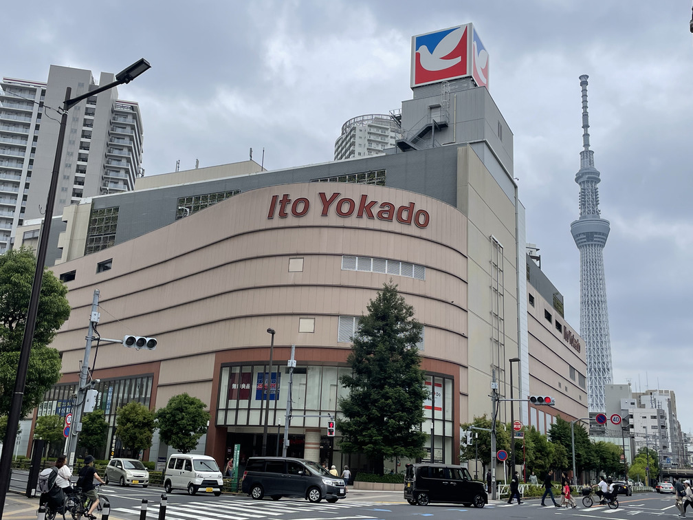 京成曳舟駅前のスカイツリーとイトーヨーカドーの風景