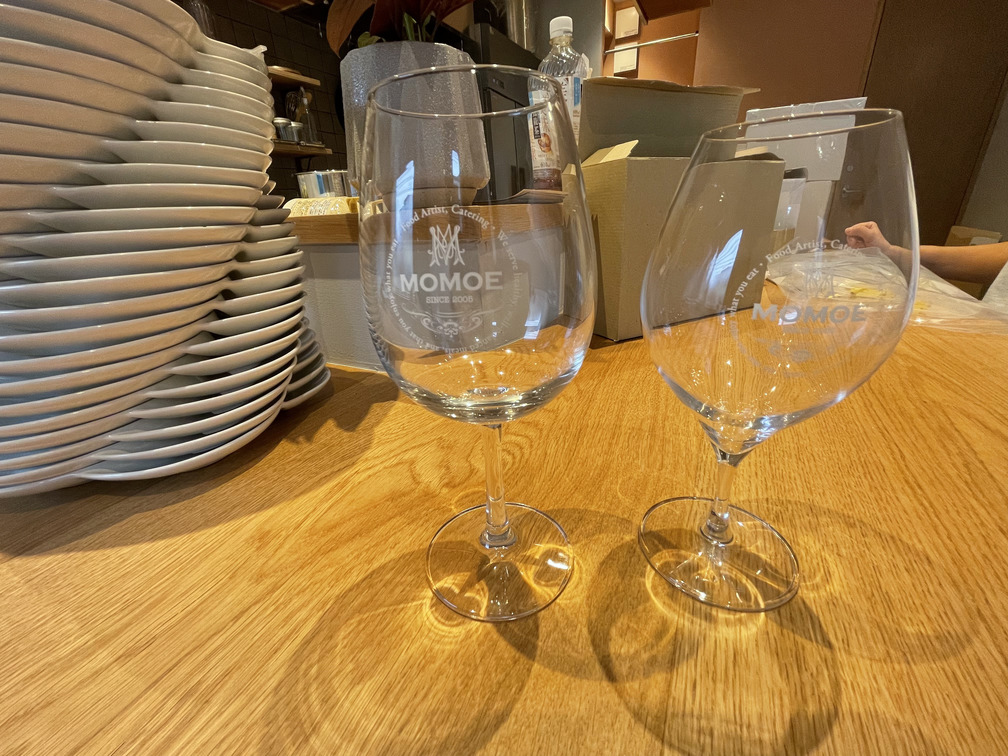 ＭＯＭＯＥ料理店のロゴ入りグラス